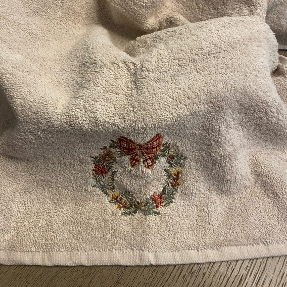 NWT LCW Home Christmas Wreath Embroidered Coton Hand and Face Towel - Picture 3 of 3